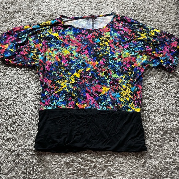 Cable & Gauge size medium rainbow color paint splatter pattern  short sleeve top - Picture 2 of 5